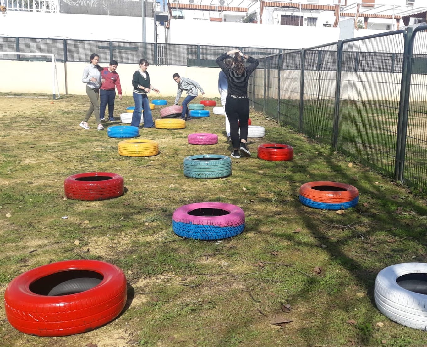 Circuito de neumáticos pintados de colores montado sobre el césped