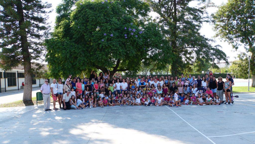 Foto de grupo de los participantes en el patio del colegio