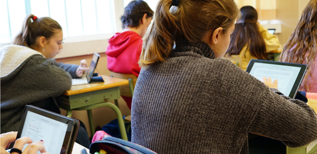 Alumnas de Secundaria trabajando con sus iPads en clase