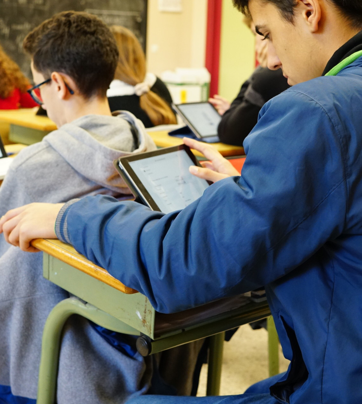 Alumnos de Secundaria trabajando con el iPad en el aula