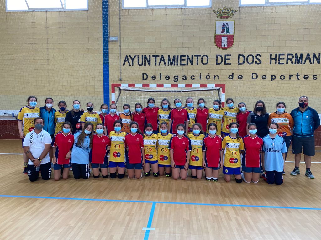 Dos equipos enfrentados en un pabellón municipal, todos los jugadores con mascarilla