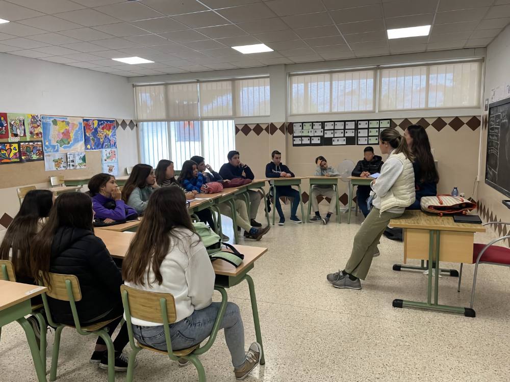 Alumnos de Secundaria sentados en círculo durante una sesión de grupo con su tutora