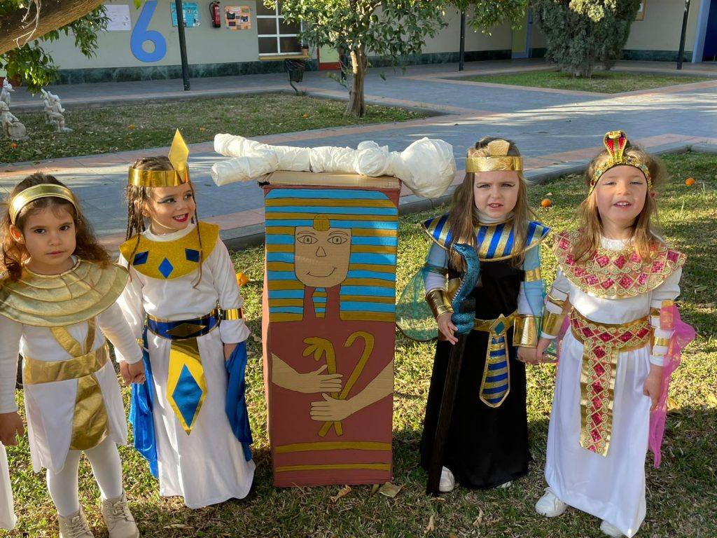 Alumnas disfrazadas del antiguo Egipto junto a un sarcófago construido en clase