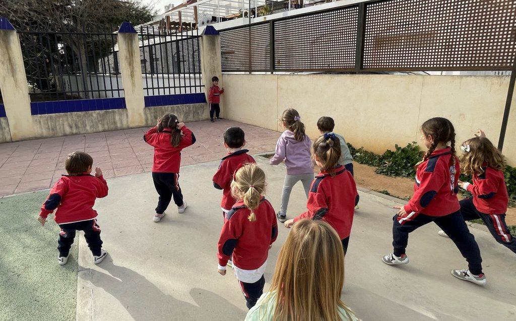 Alumnos de Infantil jugando en el patio del colegio