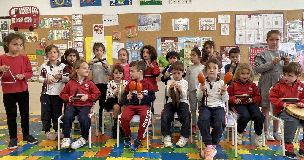 Alumnos de Infantil tocando instrumentos en clase de música y movimiento