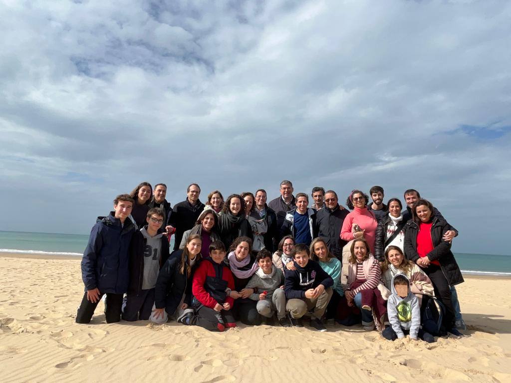 Grupo del colegio durante una convivencia en la playa