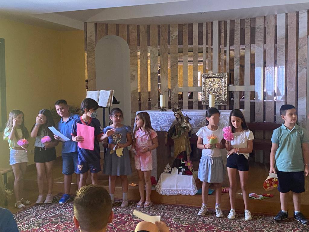 Grupo de alumnos participando en una celebración de despertar religioso