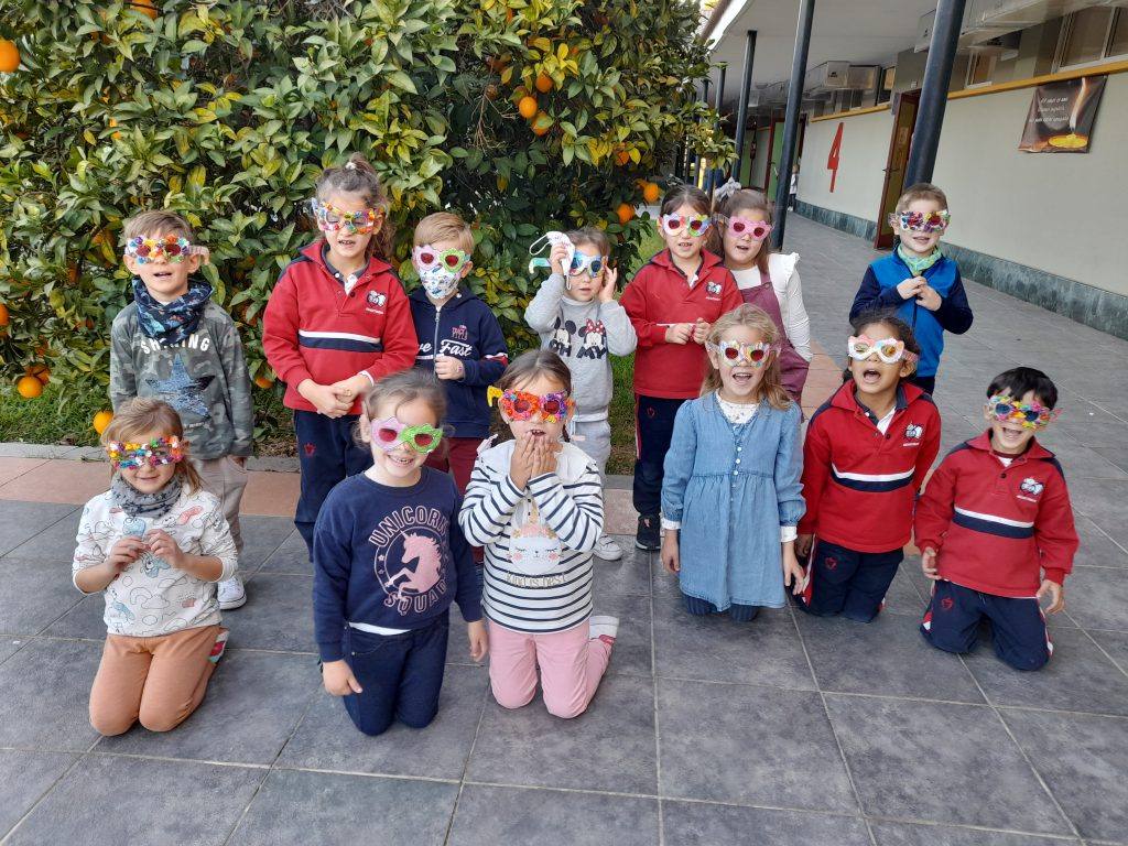 Alumnos de Infantil posando con las gafas y antifaces que han fabricado