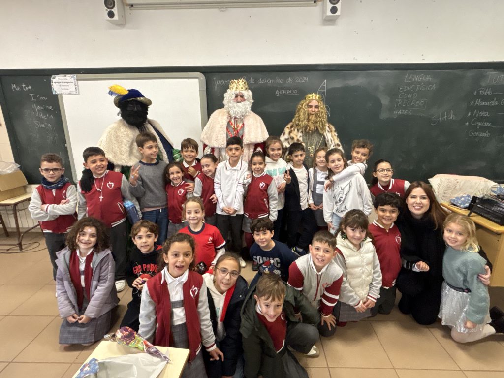 Grupo de Primaria posando con los Reyes Magos en su aula