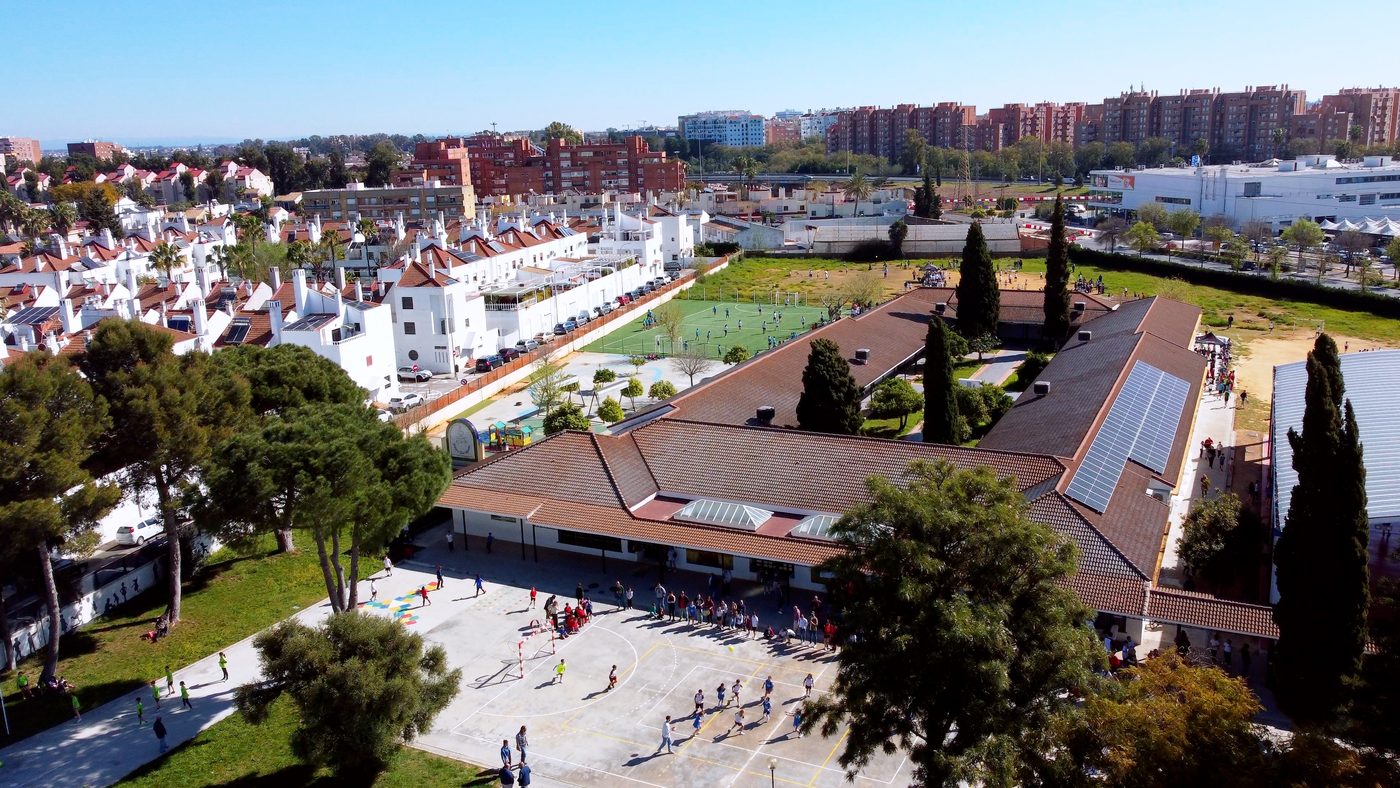El Colegio San Agustín de Sevilla visto desde el aire: los edificios de aulas, el patio y el campo de fútbol