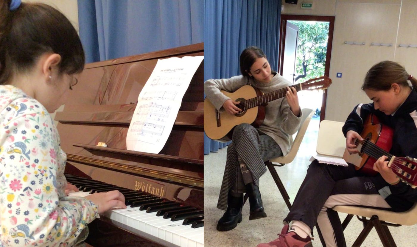 Una alumna al piano y otras dos con guitarras, en el aula de música