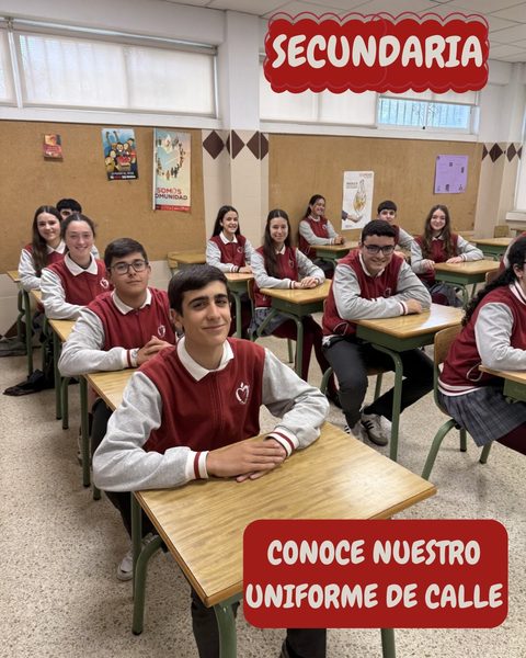 Alumnos de Secundaria sentados en sus pupitres, en clase, con el uniforme de calle
