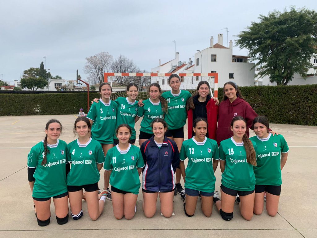 Equipo femenino de balonmano del colegio, posando ante la portería