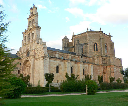 Fachada del monasterio de Santa María de La Vid, de piedra, rodeado de jardines