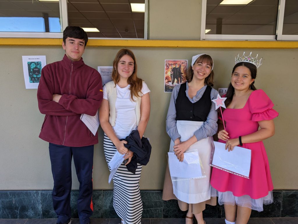 Cuatro alumnos de Secundaria vestidos de época, con sus guiones en la mano, antes de una representación