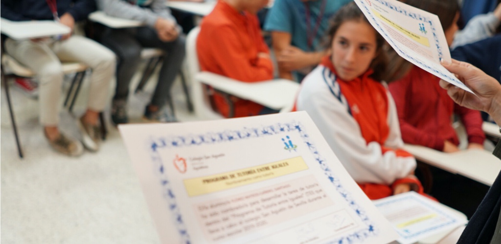 Alumnado tutor y tutorizado del programa TEI, juntos en el patio del colegio