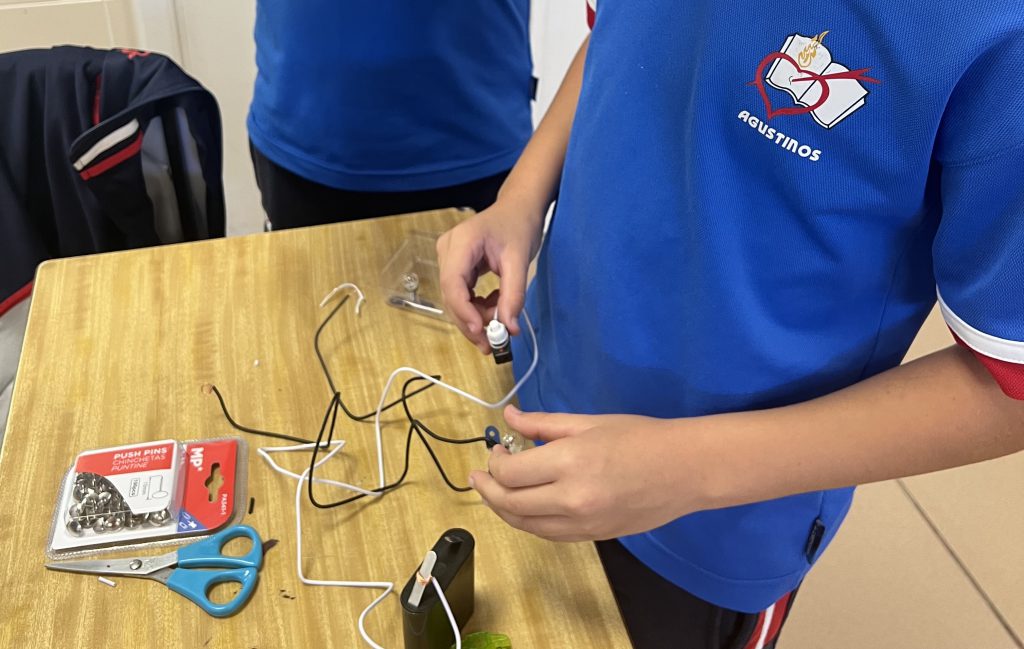Alumnos de Secundaria montando un circuito con cables y pinzas sobre la mesa