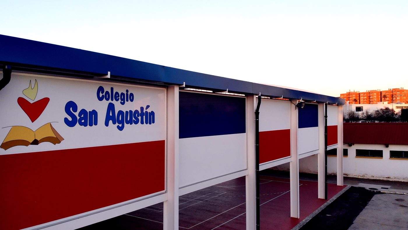 Frontal del pabellón del colegio, con el rótulo «Colegio San Agustín»