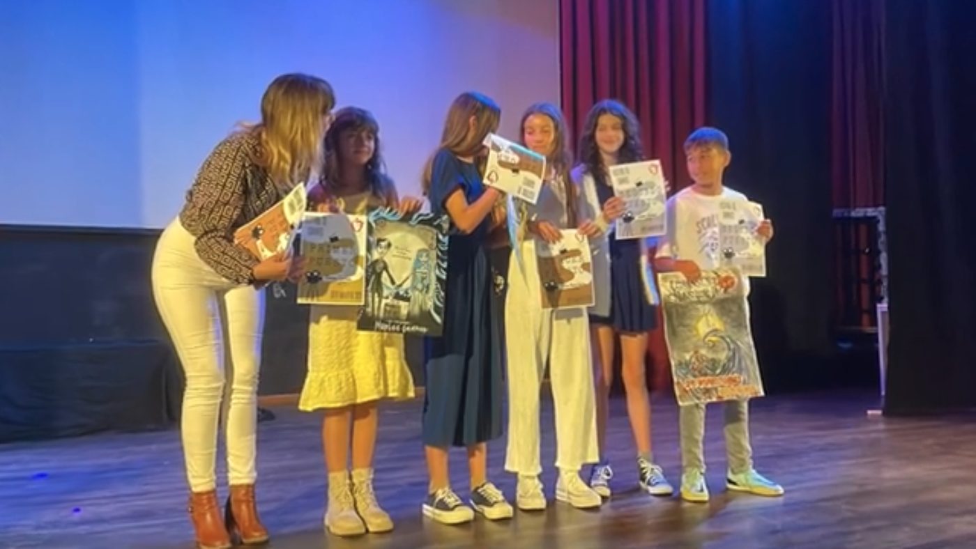 Entrega de premios sobre el escenario: varios alumnos muestran sus trabajos