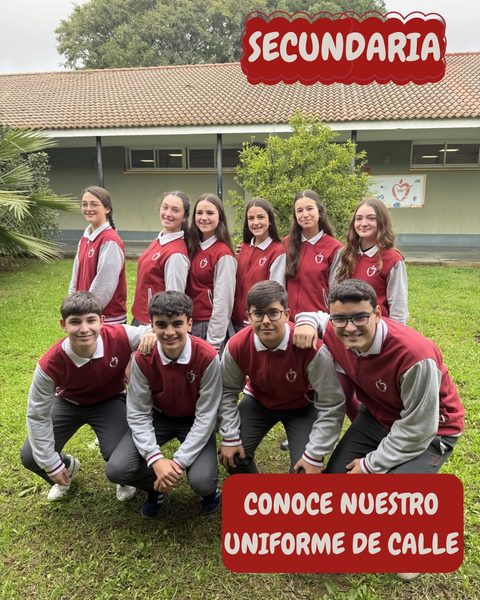 Grupo de alumnos y alumnas de Secundaria en el jardín del colegio con el jersey granate sobre camisa blanca